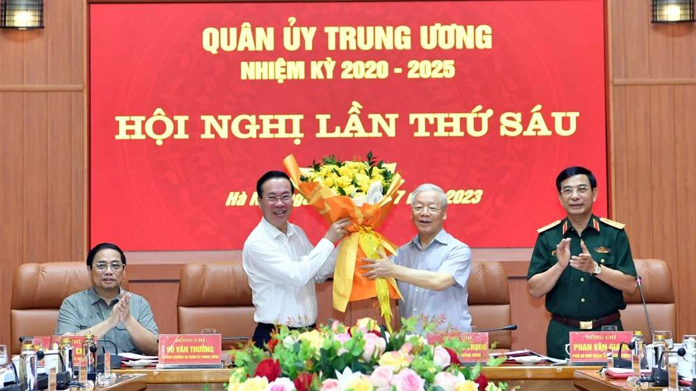 Tổng Bí thư Nguyễn Phú Trọng tặng hoa chúc mừng Chủ tịch nước Võ Văn Thưởng được Bộ Chính trị chỉ định tham gia Ban Thường vụ Quân ủy Trung ương tại Hội nghị Quân ủy Trung ương. Ảnh: VIẾT CHUNG