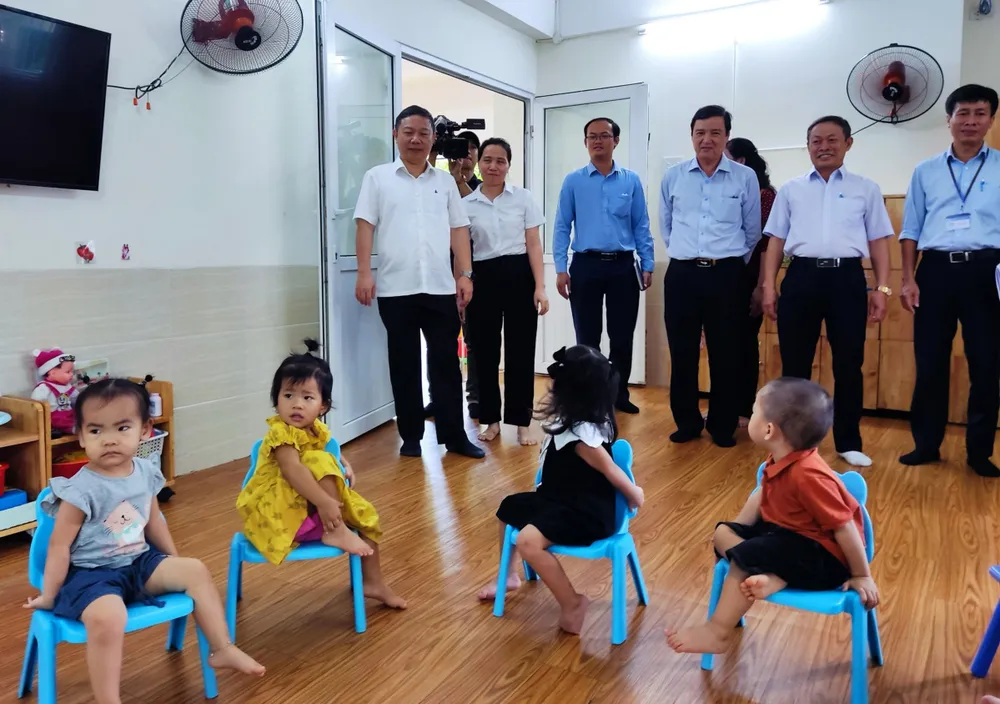 Đoàn đến khảo sát tại Trường Mầm non An Lộc. Ảnh: QUANG HUY Đoàn đến khảo sát tại Trường Mầm non An Lộc. Ảnh: QUANG HUY