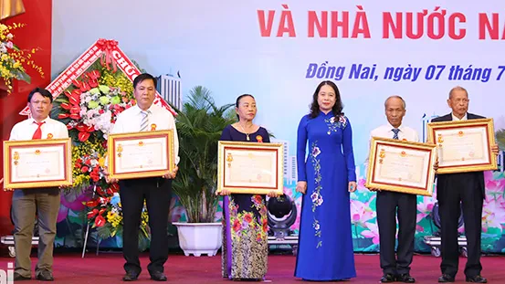 Phó Chủ tịch nước Võ Thị Ánh Xuân trao Huân chương Độc lập hạng Nhì cho các gia đình liệt sĩ. Ảnh: Báo Đồng Nai Phó Chủ tịch nước Võ Thị Ánh Xuân trao Huân chương Độc lập hạng Nhì cho các gia đình liệt sĩ. Ảnh: Báo Đồng Nai