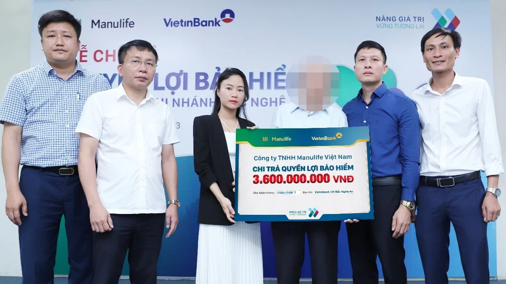 Manulife Việt Nam chi trả 3,6 tỷ đồng quyền lợi bảo hiểm cho khách hàng ở Nghệ An