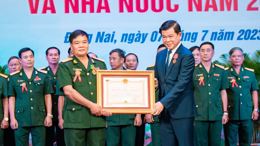 Bí thư Tỉnh ủy Đồng Nai Nguyễn Hồng Lĩnh trao bằng khen của Đảng và Nhà nước Bí thư Tỉnh ủy Đồng Nai Nguyễn Hồng Lĩnh trao bằng khen của Đảng và Nhà nước