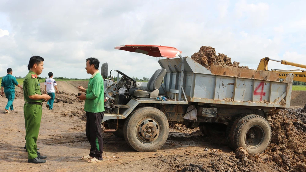 Phương tiện khai thác đất mặt ruộng trái phép bị phát hiện bắt quả tang 