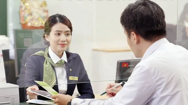 Giao dịch tại Ngân hàng TMCP Ngoại thương Việt Nam. Ảnh: MINH HUY Giao dịch tại Ngân hàng TMCP Ngoại thương Việt Nam. Ảnh: MINH HUY