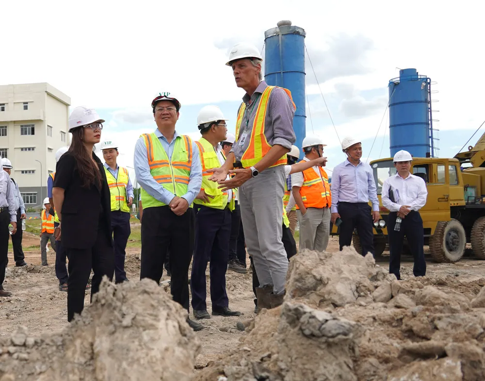 Đoàn công tác Ban Thường vụ Thành ủy đến giám sát, kiểm tra tiến độ thực hiện Dự án Vệ sinh môi trường TPHCM - giai đoạn 2. Ảnh: HOÀNG HÙNG