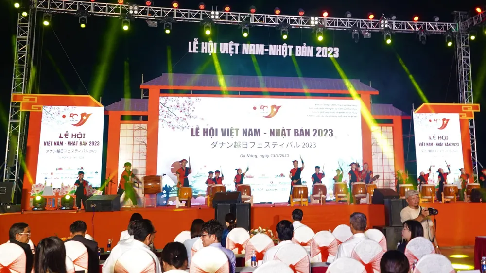 Tiết mục Trống Hội đến từ Hệ thống giáo dục Việt - Nhật. Ảnh: XUÂN QUỲNH