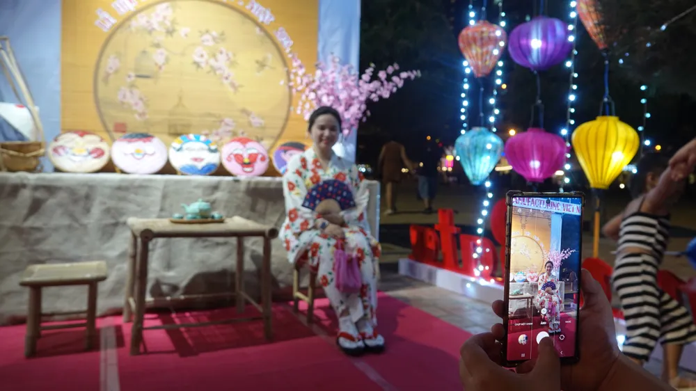 Và check-in, trải nghiệm văn hóa Nhật Bản. Ảnh: XUÂN QUỲNH