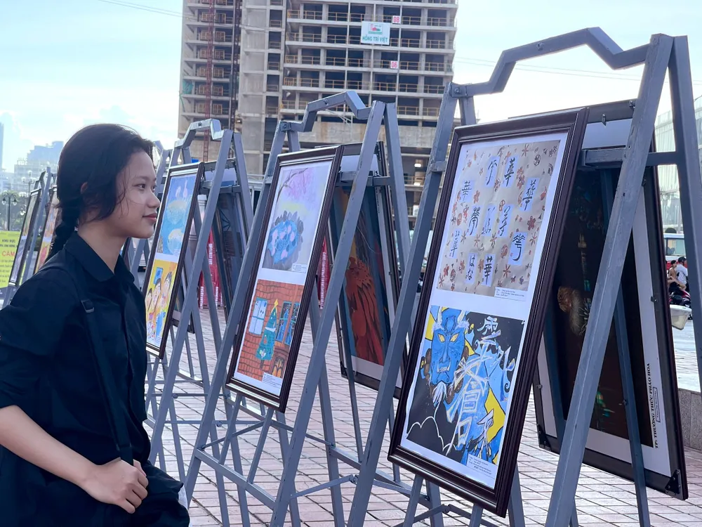 Người dân xem tranh của học sinh các TP Nhật Bản có quan hệ hợp tác với Đà Nẵng. Ảnh: XUÂN QUỲNH