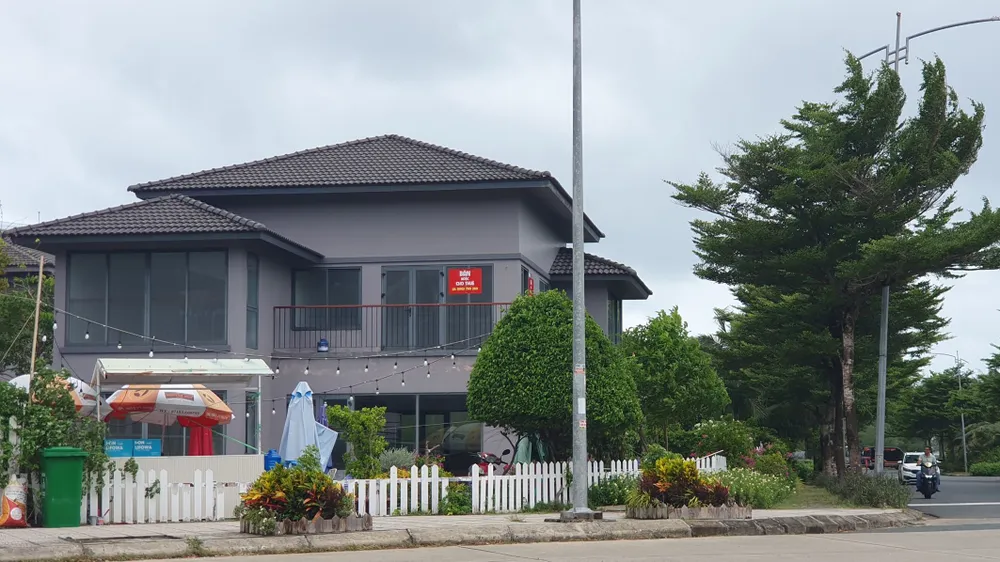 Biệt thự góc đường từng có giá không dưới 30 tỷ đồng bị bỏ hoang, treo bảng bán hoặc cho thuê nhưng không ai hỏi