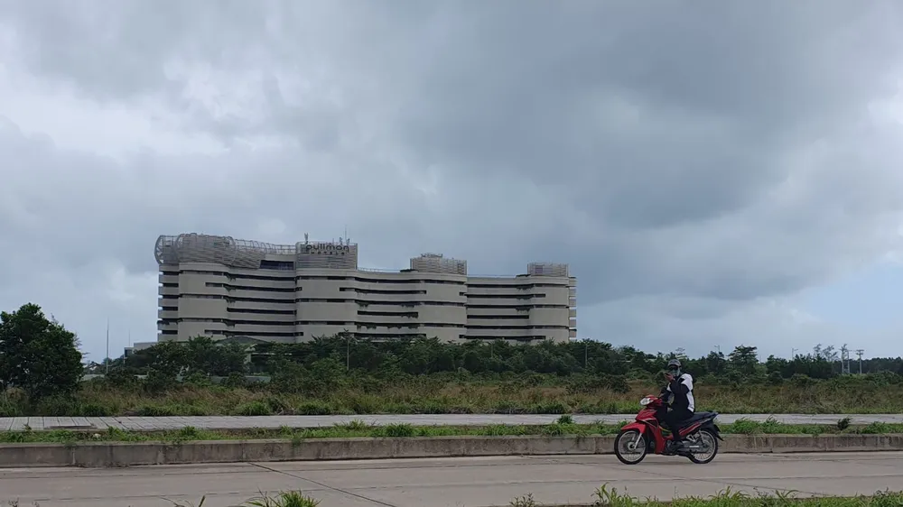 Một công trình khách sạn bị bỏ dở dang giữa khu đất trống