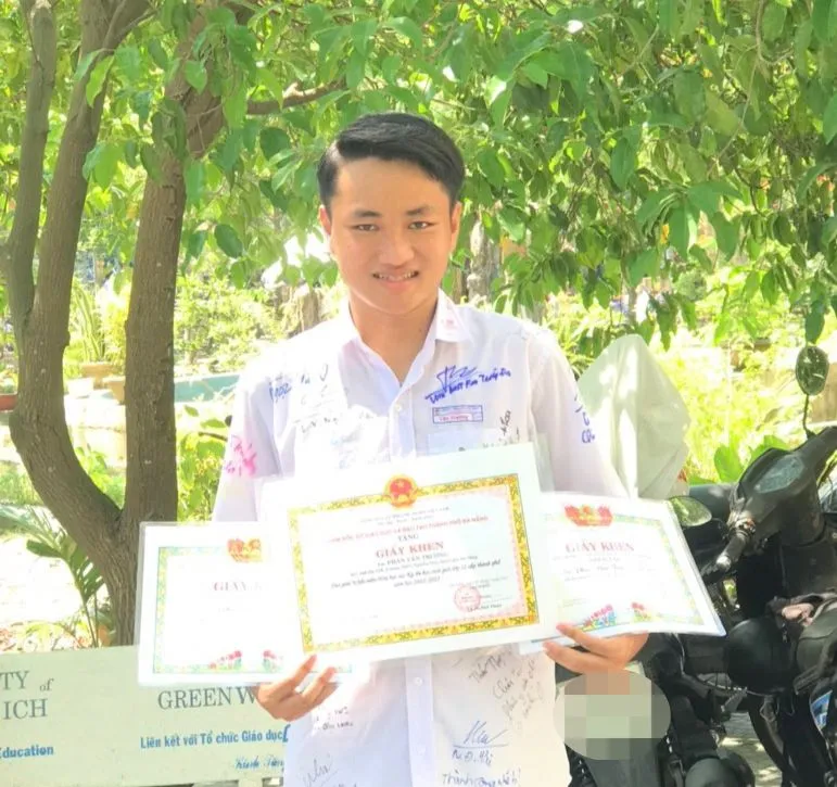 Trường nhận bằng khen Giải Nhất môn Hóa học Kỳ thi học sinh giỏi cấp TP Đà Nẵng. Ảnh: NVCC Trường nhận bằng khen Giải Nhất môn Hóa học Kỳ thi học sinh giỏi cấp TP Đà Nẵng. Ảnh: NVCC