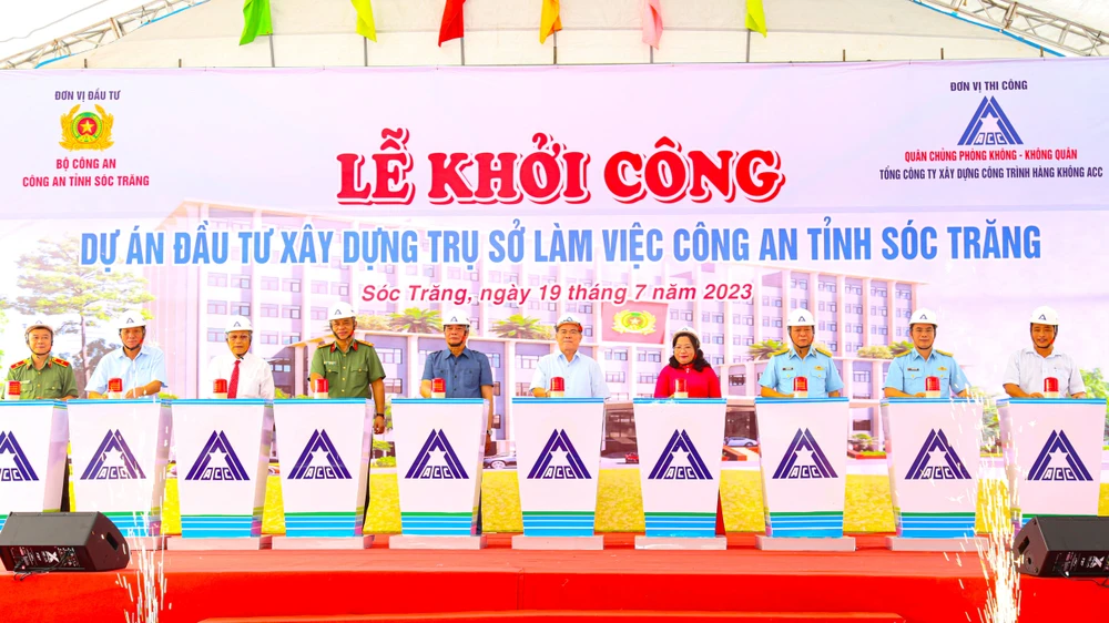 Các đại biểu thực hiện nghi thức khởi công Trụ sở làm việc Công an tỉnh Sóc Trăng