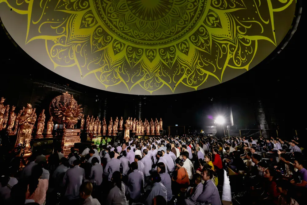 Nghe pháp thoại tại Trung tâm triển lãm Phật giáo trên Núi Bà Đen