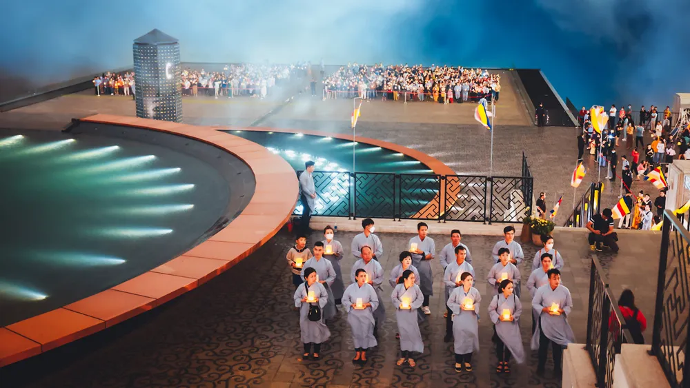 Hoạt động thả hoa đăng trên đỉnh núi Bà Đen