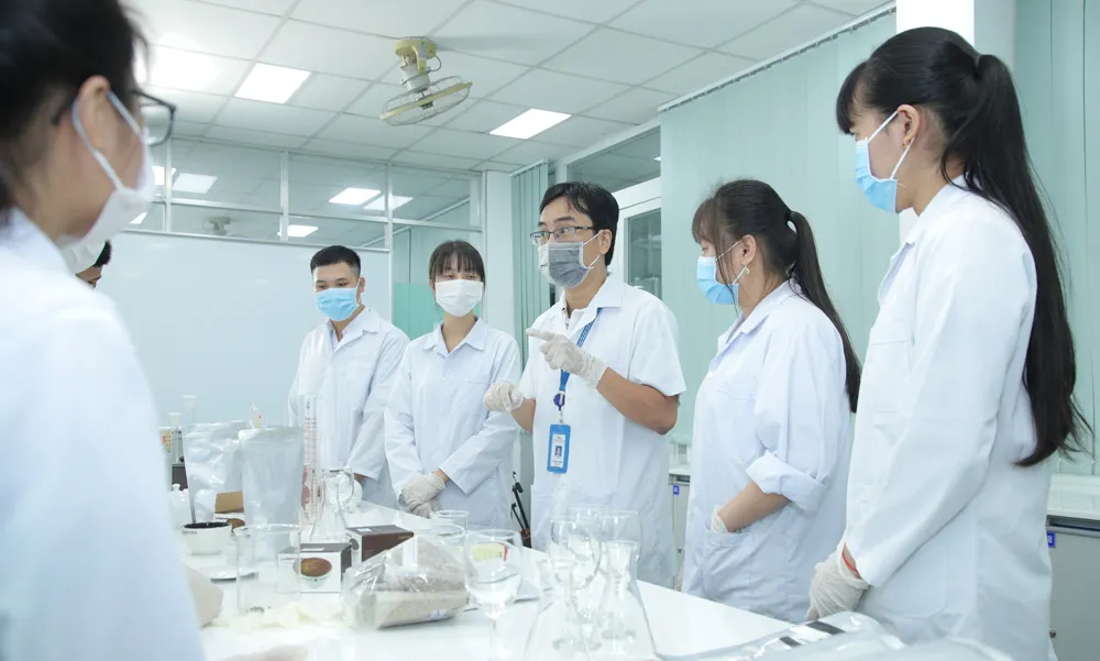 Sinh viên Trường ĐH Công nghiệp TPHCM trong giờ học thực hành tại phòng thí nghiệm Sinh viên Trường ĐH Công nghiệp TPHCM trong giờ học thực hành tại phòng thí nghiệm