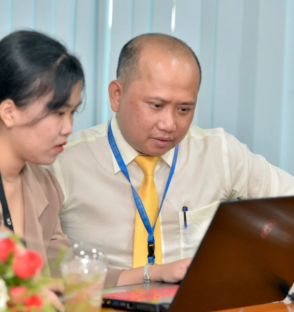 TS Mai Đức Toàn đang giải đáp thắc mắc cho thí sinh. Ảnh: CAO THĂNG TS Mai Đức Toàn đang giải đáp thắc mắc cho thí sinh. Ảnh: CAO THĂNG