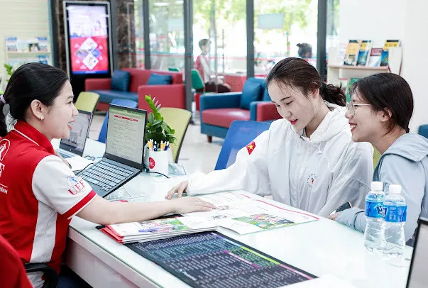 Thí sinh tìm hiểu ngành học tại UEF Thí sinh tìm hiểu ngành học tại UEF