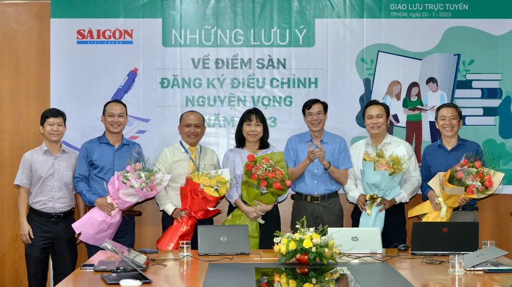 Phó Tổng Biên tập Báo SGGP Phạm Văn Trường tặng hoa cho các khách mời tham gia giao lưu trực truyến. Ảnh: CAO THĂNG Phó Tổng Biên tập Báo SGGP Phạm Văn Trường tặng hoa cho các khách mời tham gia giao lưu trực truyến. Ảnh: CAO THĂNG