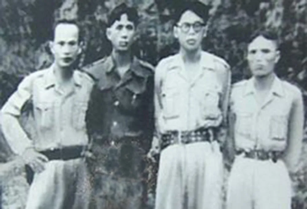 Tướng Nguyễn Bình (thứ hai, phải sang) cùng các đồng chí Lê Duẩn, Huỳnh Văn Nghệ, Dương Quốc Chính tại chiến khu D. (Ảnh tư liệu của Ban liên lạc đồng hương Hải Phòng tại TPHCM) Tướng Nguyễn Bình (thứ hai, phải sang) cùng các đồng chí Lê Duẩn, Huỳnh Văn Nghệ, Dương Quốc Chính tại chiến khu D. (Ảnh tư liệu của Ban liên lạc đồng hương Hải Phòng tại TPHCM)