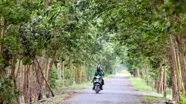 Trên đường tuần tra biên giới (thuộc địa bàn huyện Vĩnh Hưng, tỉnh Long An). Ảnh: DŨNG PHƯƠNG