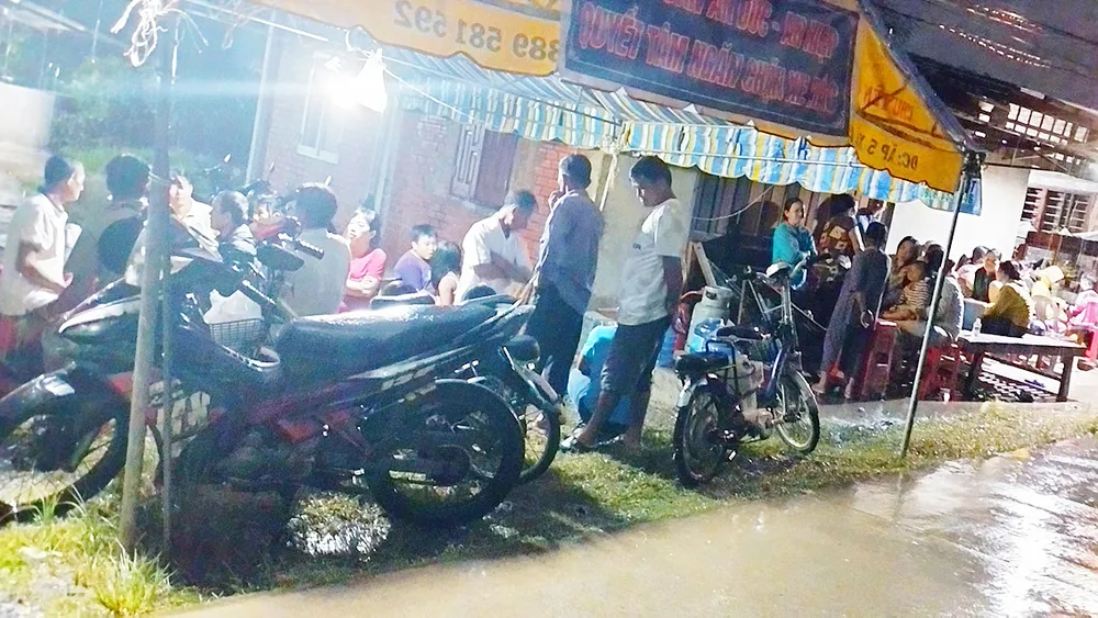 Người dân lập chốt không cho xe vào bãi rác An Hiệp (huyện Ba Tri, tỉnh Bến Tre)