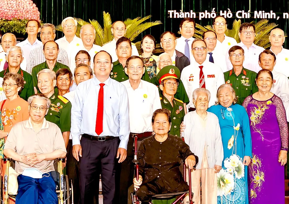 Phó Bí thư Thành ủy TPHCM Nguyễn Hồ Hải cùng các đại biểu tại hội nghị họp mặt người có công tiêu biểu, ngày 25-7. Ảnh: VIỆT DŨNG