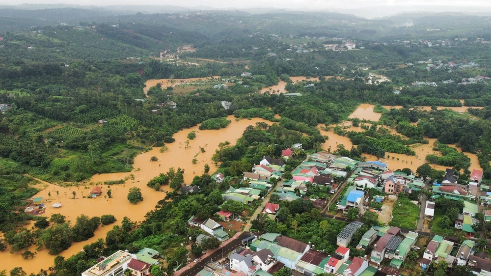 Mưa lớn gây ngập hàng trăm căn nhà, hàng ngàn ha hoa màu của người dân