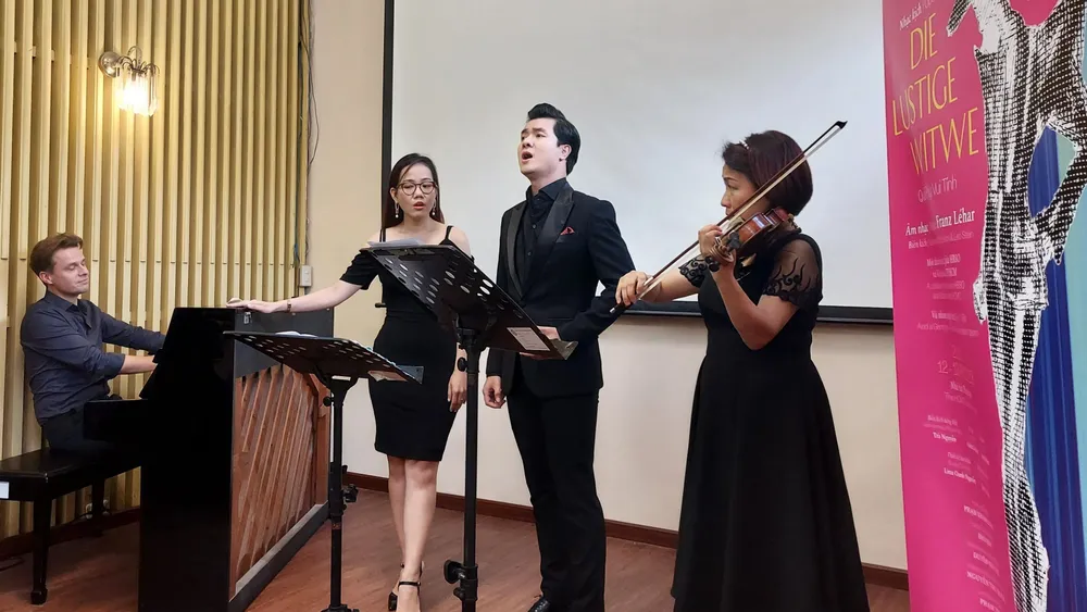 Các nghệ sĩ, nhạc sĩ tham gia Vở nhạc kịch Quả phụ vui tính biểu diễn tại buổi công bố thông tin. Ảnh: THÚY BÌNH Các nghệ sĩ, nhạc sĩ tham gia Vở nhạc kịch Quả phụ vui tính biểu diễn tại buổi công bố thông tin. Ảnh: THÚY BÌNH