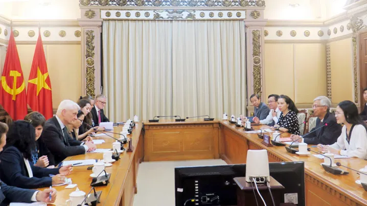 Phó Chủ tịch UBND TPHCM Võ Văn Hoan tiếp Quốc vụ khanh Bộ An ninh năng lượng và trung hòa carbon, Vương quốc Anh Graham Stuart. Ảnh: MINH HIỆP Phó Chủ tịch UBND TPHCM Võ Văn Hoan tiếp Quốc vụ khanh Bộ An ninh năng lượng và trung hòa carbon, Vương quốc Anh Graham Stuart. Ảnh: MINH HIỆP