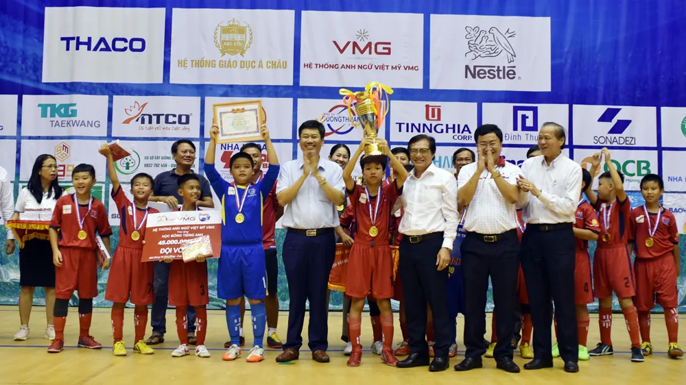 Trao giải cho các cầu thủ nhí