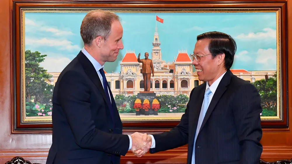 Chủ tịch UBND TPHCM Phan Văn Mãi tiếp Tổng lãnh sự New Zealand Scott James. Ảnh: VIỆT DŨNG