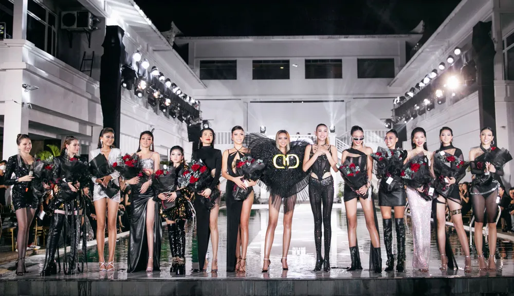 Show diễn quy tụ nhiều gương mặt người mẫu nổi tiếng như Minh Tú, Mâu Thủy, Nam Anh, Nam Em, Quỳnh Hoa, Lệ Hằng, Bùi Lý Thiên Hương, Tuyết Như… Show diễn quy tụ nhiều gương mặt người mẫu nổi tiếng như Minh Tú, Mâu Thủy, Nam Anh, Nam Em, Quỳnh Hoa, Lệ Hằng, Bùi Lý Thiên Hương, Tuyết Như…