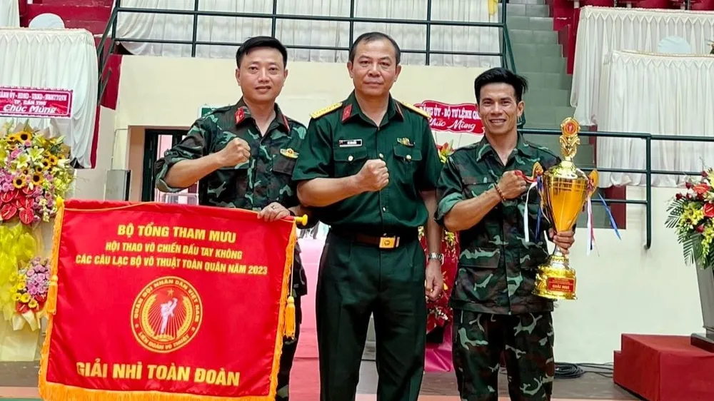 Đại tá, Võ sư Vũ Văn Điền, Chỉ huy trưởng Bộ Chỉ huy quân sự tỉnh Đồng Nai chụp hình lưu niệm với các vận động viên Đoàn Đồng Nai tại hội thao Đại tá, Võ sư Vũ Văn Điền, Chỉ huy trưởng Bộ Chỉ huy quân sự tỉnh Đồng Nai chụp hình lưu niệm với các vận động viên Đoàn Đồng Nai tại hội thao