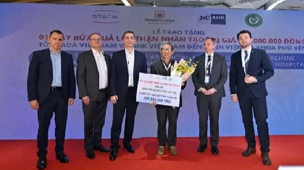 Lãnh đạo tập đoàn STADA trao tặng máy rửa, lọc thận nhân tạo cho đại diện Lãnh đạo Bệnh viện Đa khoa tỉnh Phú Yên