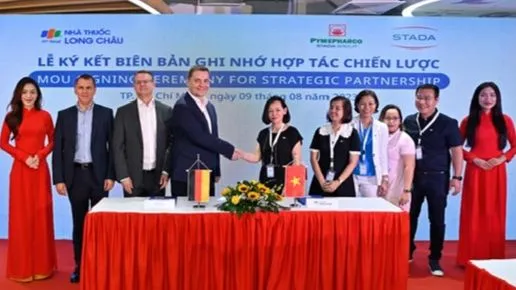 Ông Andriy Samoylovych, Tổng Giám đốc của STADA Pymepharco và bà Nguyễn Bạch Điệp, Chủ tịch Hội đồng quản trị FPT Retail, kiêm Tổng giám đốc của FPT Long Châu tại lễ ký kết