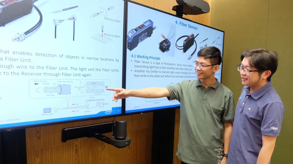 Anh Võ Duy Phương, kỹ thuật viên Phòng Kỹ thuật sửa chữa, Công ty TNHH Intel Products Việt Nam, chia sẻ về chương trình đào tạo kỹ năng thiết bị. Ảnh: THU HƯỜNG