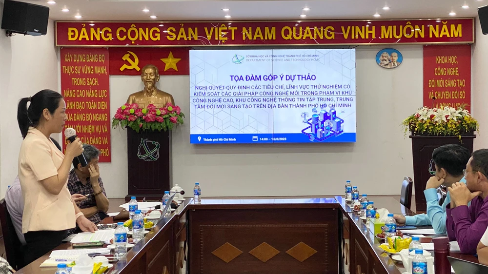 Các chuyên gia, nhà khoa học phát biểu góp ý cho dự thảo 