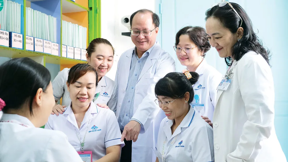 Giám đốc Bệnh viện Mắt TPHCM Lê Anh Tuấn trao đổi cùng cán bộ, nhân viên bệnh viện