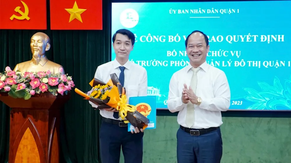 Chủ tịch UBND quận 1, TPHCM Lê Đức Thanh trao quyết định bổ nhiệm Phó trưởng Phòng Quản lý đô thị quận 1 cho ông Dương Thanh Bình