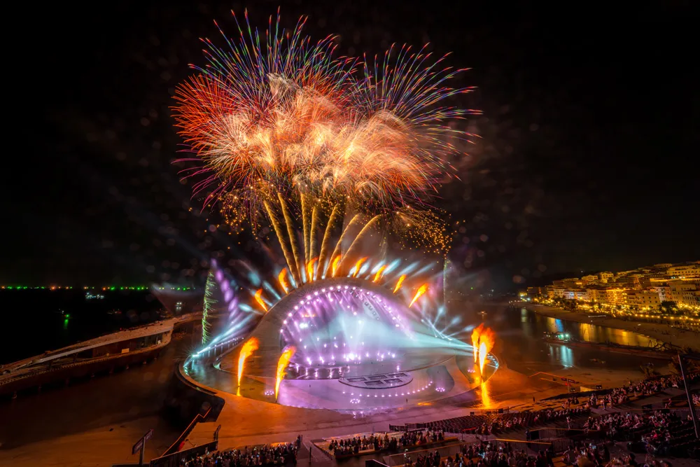 Màn pháo hoa mãn nhãn của show Kiss The Stars. Ảnh: NGUYỄN MINH TÚ Màn pháo hoa mãn nhãn của show Kiss The Stars. Ảnh: NGUYỄN MINH TÚ