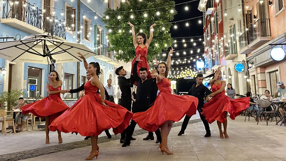 Những vũ điệu Latinh nóng bỏng tại phố đêm Sorrento Những vũ điệu Latinh nóng bỏng tại phố đêm Sorrento