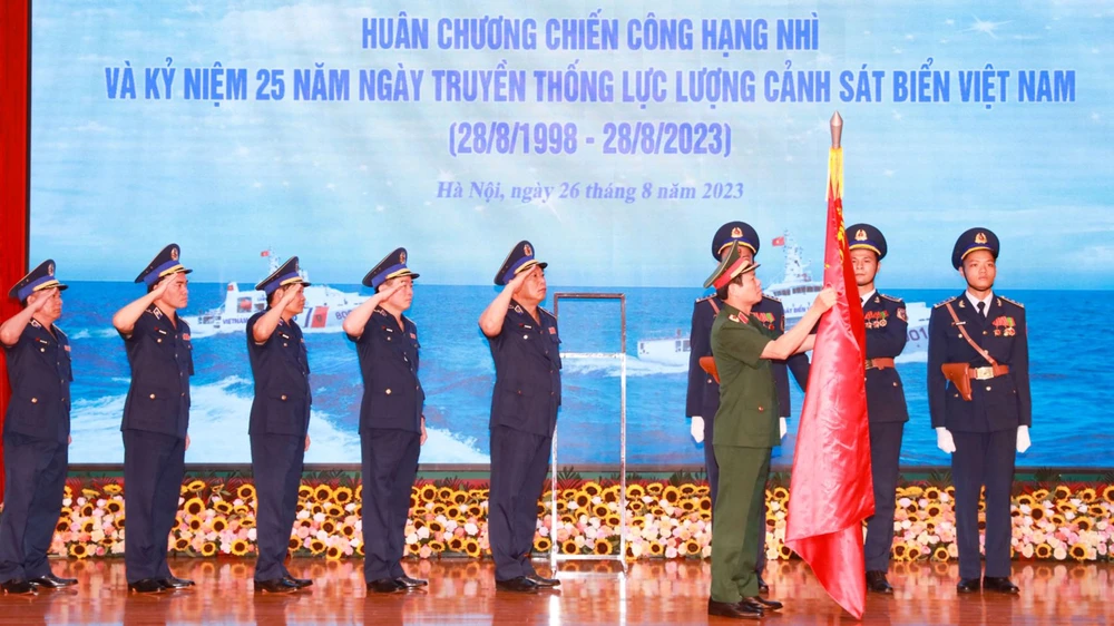 Thượng tướng Nguyễn Tân Cương trao Huân chương Chiến công hạng Nhì tặng Cảnh sát biển Việt Nam. Ảnh: ĐỨC HẠNH