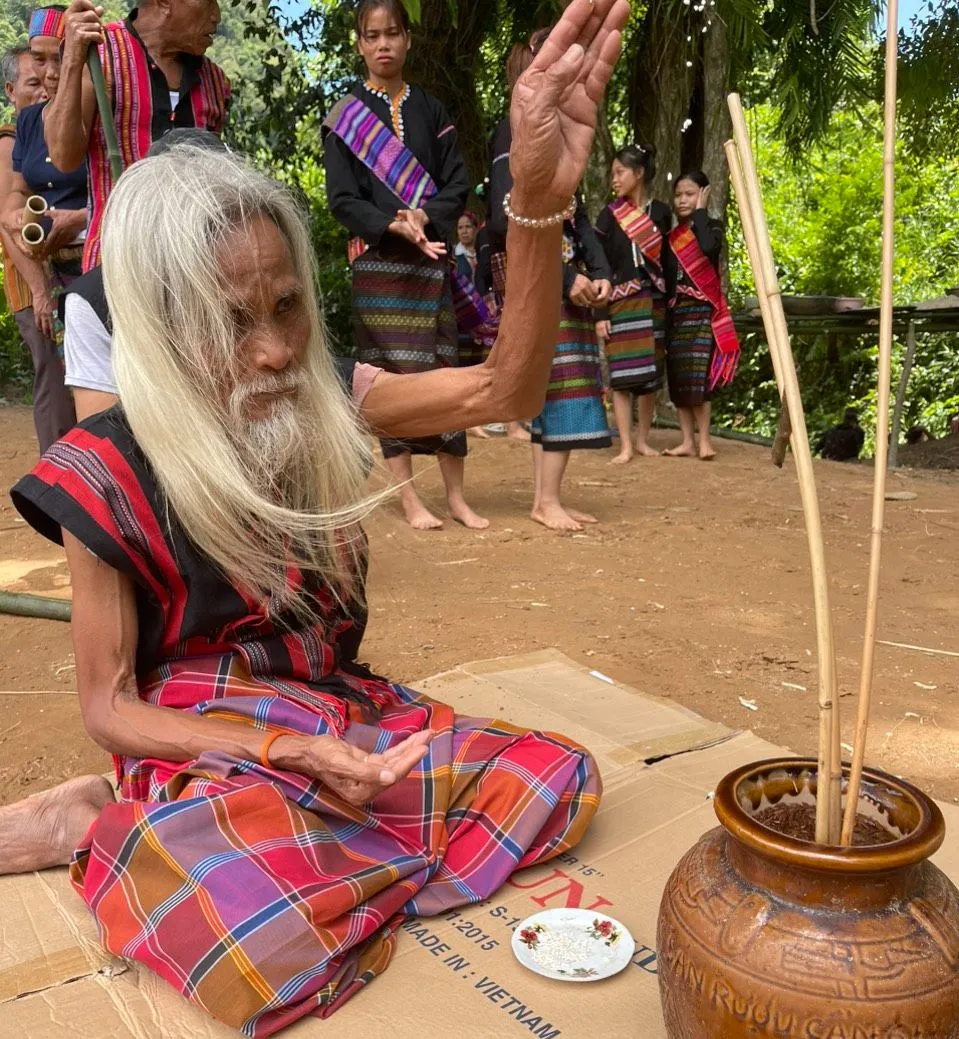 Già làng Hồ Ai cùng nhân dân bản Khe Cát đã khôi phục Lễ hội Gieo hạt sau hơn 50 năm bị gián đoạn Già làng Hồ Ai cùng nhân dân bản Khe Cát đã khôi phục Lễ hội Gieo hạt sau hơn 50 năm bị gián đoạn