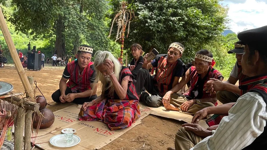 Già làng Hồ Ai cúng thần linh, trời đất, thần rừng Già làng Hồ Ai cúng thần linh, trời đất, thần rừng