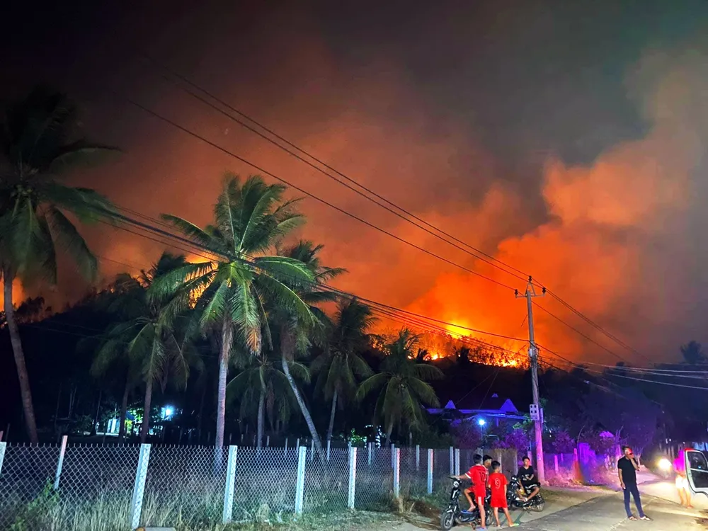 Lửa lớn cháy suốt đêm 28 đến sáng 29-8. Ảnh: HOÀNG NGUYÊN
