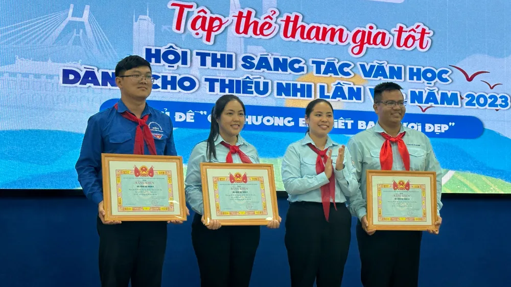 Trao Bằng khen cho 3 đơn vị có số thí sinh tham gia nhiều và bài dự thi có chất lượng tốt, gồm: Hội đồng Đội quận 6, Hội đồng Đội quận 12 và Hội đồng Đội quận 8 Trao Bằng khen cho 3 đơn vị có số thí sinh tham gia nhiều và bài dự thi có chất lượng tốt, gồm: Hội đồng Đội quận 6, Hội đồng Đội quận 12 và Hội đồng Đội quận 8