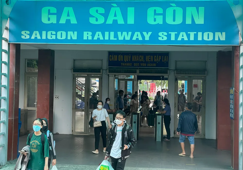 Hành khách đến Ga Sài Gòn để về quê Hành khách đến Ga Sài Gòn để về quê
