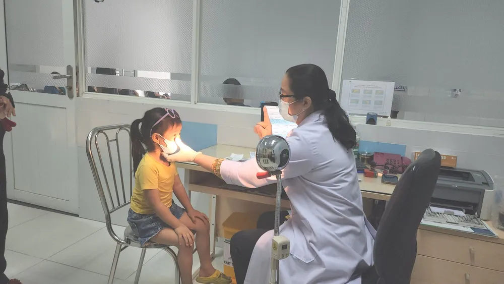 Bác sĩ thăm khám cho bệnh nhi bị đau mắt đỏ