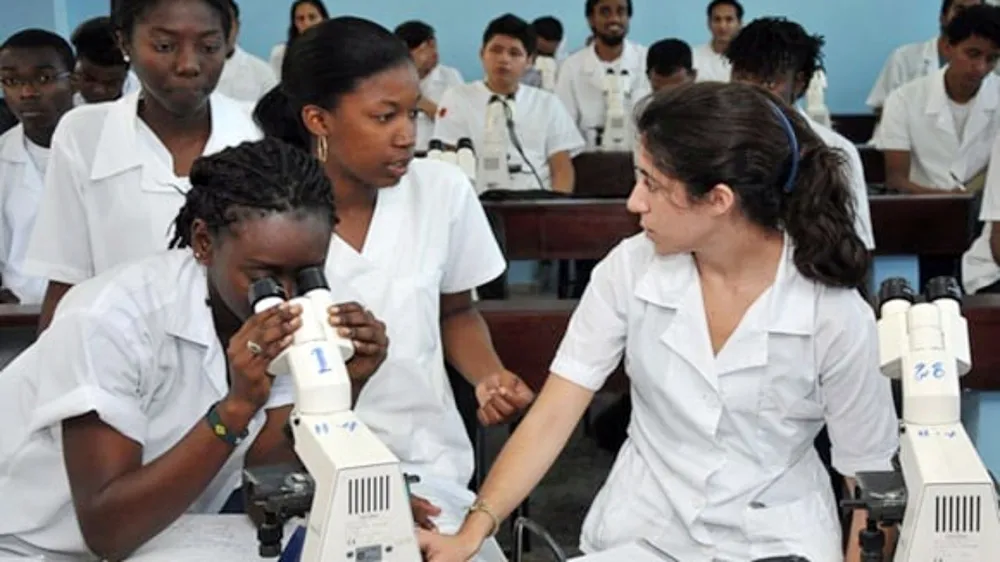 Sinh viên y khoa của Cuba. Nguồn: AP