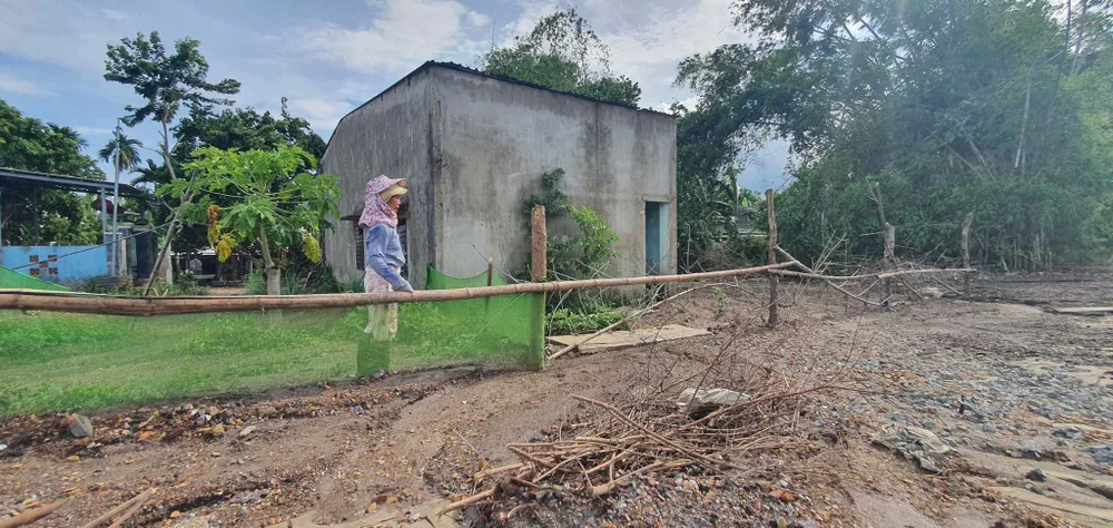 Dù đã nâng nhà, nước và bùn đất vẫn vô nhà chị Đoàn Thị Kiểu khi có mưa. Ảnh: XUÂN QUỲNH Dù đã nâng nhà, nước và bùn đất vẫn vô nhà chị Đoàn Thị Kiểu khi có mưa. Ảnh: XUÂN QUỲNH