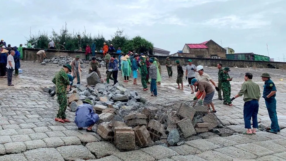 Người dân và lực lượng chức năng dùng đá, rọ thép để gia cố tạm thời các vị trí bị hư hại
